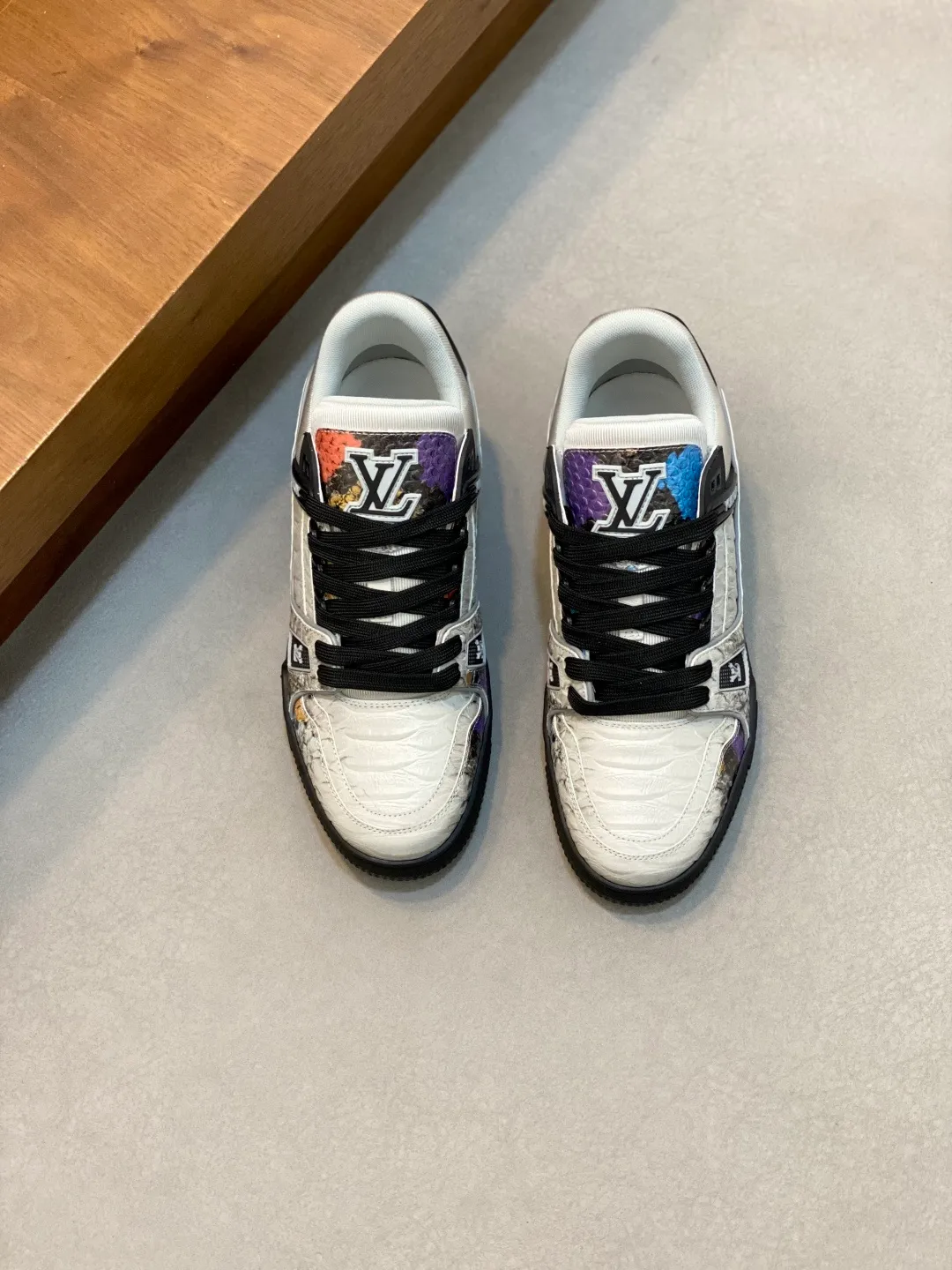 💰900 LV TRAINER python pattern sneakers for men are shipped. The early version of the LV Vuitton World official website is made of gorgeous python pattern stitched together in different parts. Creative inspiration drawn from retro basketball shoes continues the classic style and incorporates colorful natural patterns to create this new sneaker. The side is decorated with the Vuitton logo, the tongue and heel are decorated with LV letters, and the classic rubber outsole is decorated with Monogram flowers. Needless to say, the comfort of Lujia's shoes is very masculine! Completely packaged! Size: 39-40-41-42-43-44 standard leather shoe size (38/45/46 can be customized and does not support returns or exchanges)